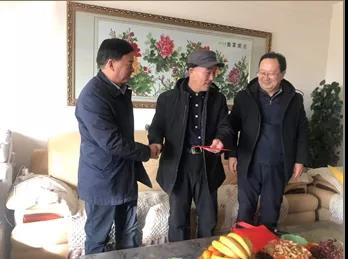 敦煌種業(yè)領(lǐng)導(dǎo)看望慰問公司老干部、老黨員及困難黨員職工